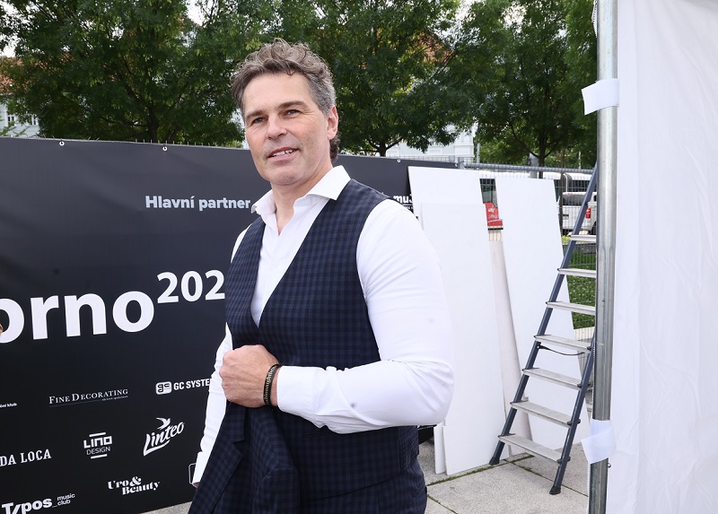 Ke svému legendárnímu číslu na dresu se pomalu, ale jistě přibližuje i věkem hokejista Jaromír Jágr. Má na to ale ještě 15 let, protože 15. února oslaví teprve 53. narozeniny.