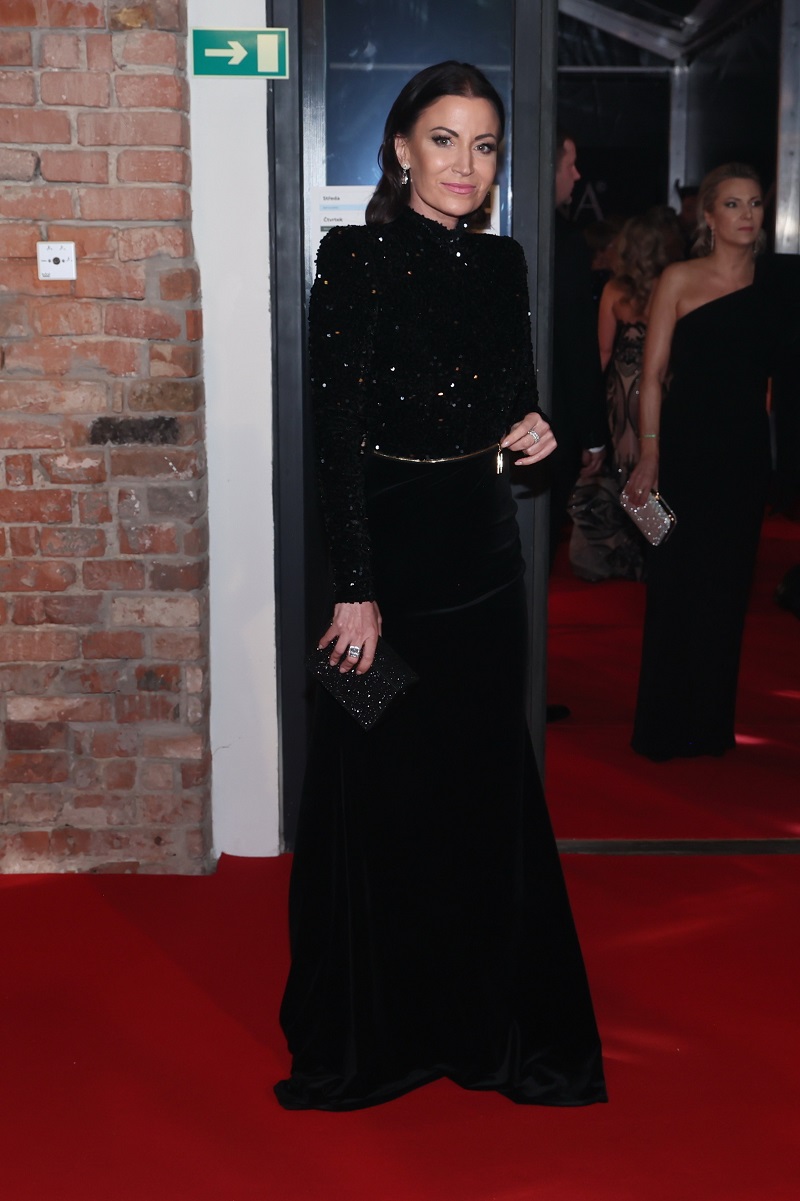 Gabriela Partyšová oblékla jednoduché flitrové šaty s ozdobným prvkem v pase. Vlastně tady není co vytknout. Doplňky jsou zvládnuté skvěle. Účes a make-up také. Dress code je splněný. Jen jsme takové šaty viděli už tisíckrát. Očividně klasika neomrzí.