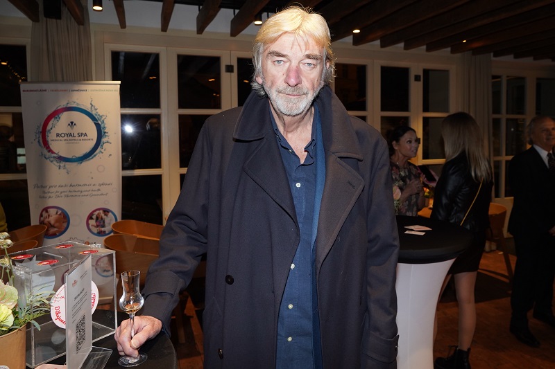 O rok starší bude i "Drtikol" Vladimír Kratina. Ve filmu Prázdniny pro psa hrál před více než 40 lety, a tak nás nepřekvapí, že 25. února oslaví už 73. narozeniny.