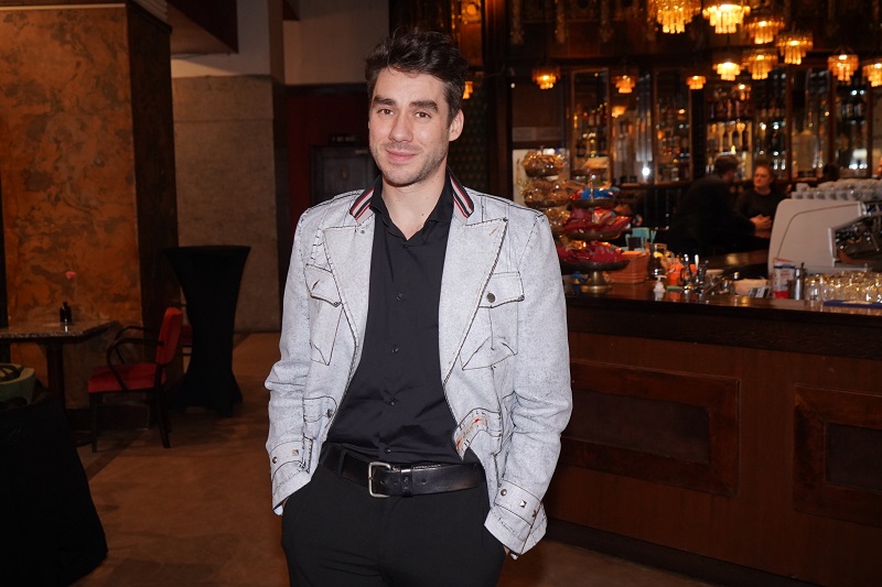 Herec Patrik Děrgel, jehož můžete aktuálně vídat v seriálu Kamarádi, bude mít 24. února 36. narozeniny. Slavit bude jistě s manželkou a dvěma dětmi.