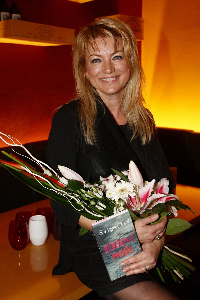 Šestapadesát svíček na dortu sfoukne 4. března Píšťalka z Básníků, herečka Eva Vejmělková. Naposledy jsme ji mohli vidět před pěti lety ve snímku Ženská pomsta, který režíroval její manžel. Úspěch ale nesklidil.