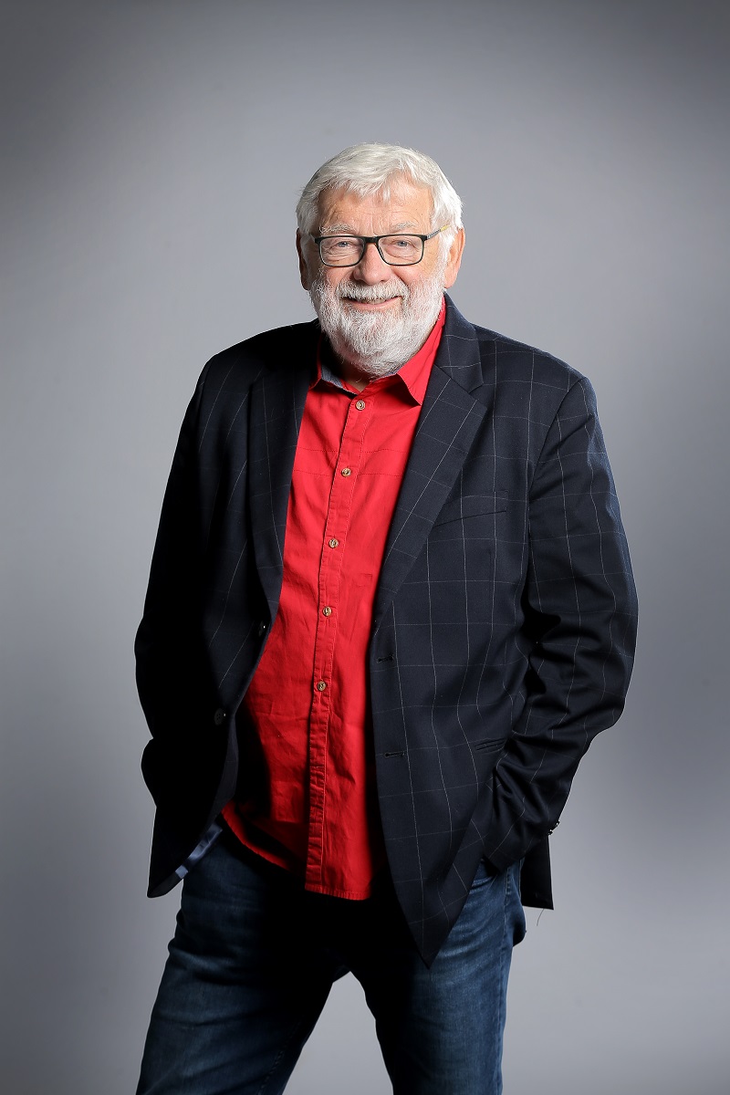 Bývalý investigativní novinář Josef Klíma, kterého můžete aktuálně vídat na obrazovkách TV Barrandov, kde má pořad Jak jsem přežil devadesátky, se 19. března dočká už 74 svíček na narozeninovém dortu.