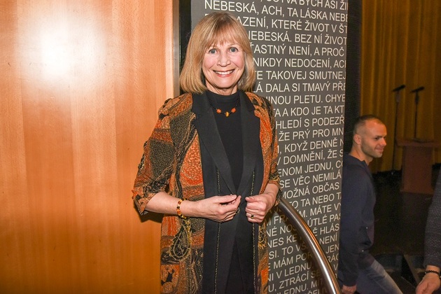 Hvězda Semaforu bude mít 17. března půlkulatých pětasedmdesát. Bohužel jí teď zaměstnává hlavu spíše než oslava shánění financí na léčbu nemocného manžela Alfreda Strejčka.