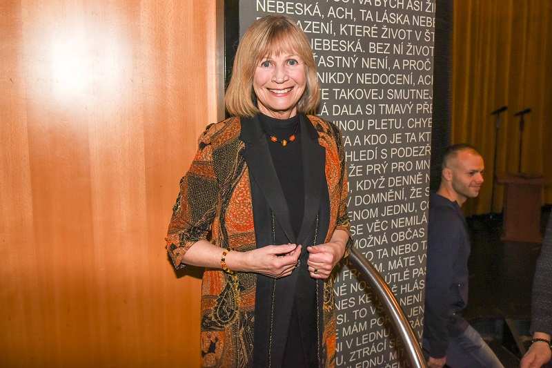 Hvězda Semaforu bude mít 17. března půlkulatých pětasedmdesát. Bohužel jí teď zaměstnává hlavu spíše než oslava shánění financí na léčbu nemocného manžela Alfreda Strejčka.