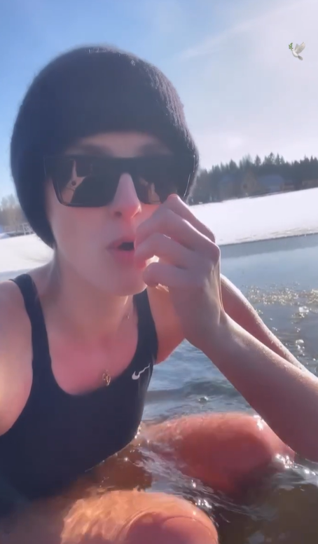 Se svým čtyřnohým kamarádem pravidelně plave v každém počasí Denisa Dvořáková, která otužování trénovala s profesionálními trenéry. Topmodelka ale miluje veškerou vodu. Velmi si užívá i horké koupele a páru.