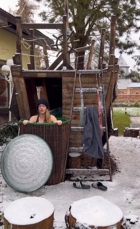 Moderátorka má za muže jachtaře jachtaře, její vztah k vodě proto musí být víc než kladný. K otužování ji přivedl jeden z hostů, kterého zpovídala v televizním studiu. Doma na zahradě má klasický zahradní sud na dešťovou vodu, do kterého se snaží ponořit každý den. Vysekaná díra v ledu na přehradě krásku vždy vykopne do euforie.