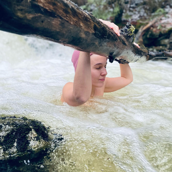 Mrazivé horské tůni neodolá ani půvabná herečka Tereza Ramba. Boom v otužování se rozhořel během pandemie a i v tuto dobu se do něj Tereza pustila. Je tak spíše začátečnicí, ale nakonec se vždy přece jen odhodlá a ponoří pod hladinu.