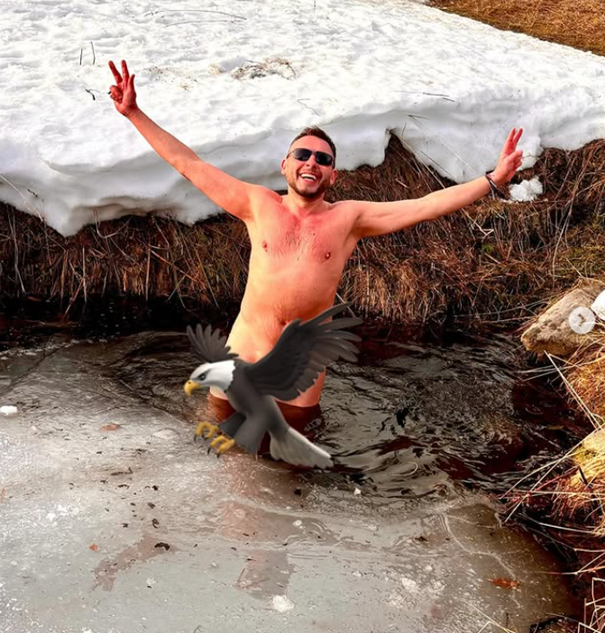 S nahotou nemá problém ani moderátor Jan Tuna, který je zároveň jedním z našich nejznámějších propagátorů koupání v přírodě. A nejraději rovnou naostro bez plavek. U vody se pravidelně nechává při vodních hrátkách fotit zcela nahý. Po koupeli se neváhá ani vrhnout do studeného sněhu.