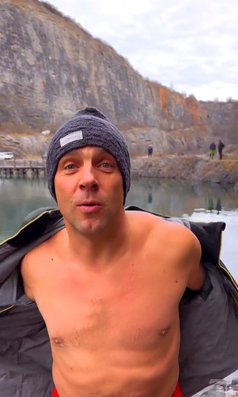 Zdravotní benefi ty preferuje i herec Roman Vojtek. Neplave pouze v přírodních vodách, potápí se i doma v plechové vaně plné ledu. Blahodárné účinky pozoruje především v oblastech psychiky, vyrovnanosti, soustředění či navrácení se k podstatě sama sebe. I proto se snaží v otužování posouvat dál. Dokonce neváhal a navštívil kryokomoru, ve které je –100 ℃.