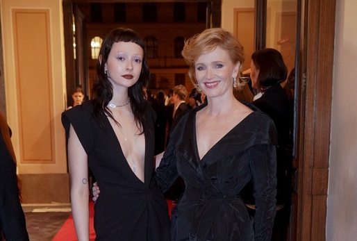 Aňu Geislerovou poprvé doprovázela dcera Stella. Nabídla se údajně sama, což herečku dojalo. Veřejnost však byla šokována jejím vzhledem. V sedmnácti má tetování i piercingy v obličeji.