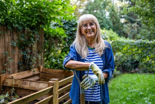 Kompost by měl být chráněn před přímým sluncem, aby se nepřehříval, a před větrem, aby nevysychal.