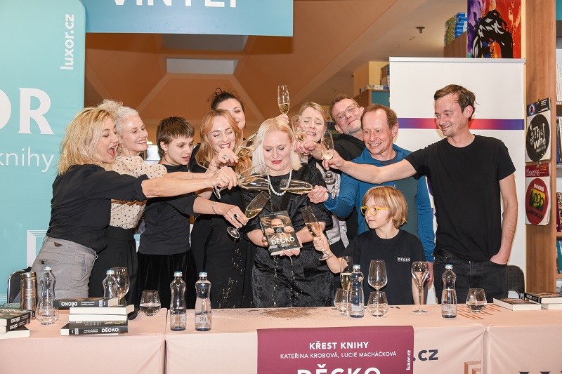 Herci se znají z natáčení seriálu, a tak bylo veselo.