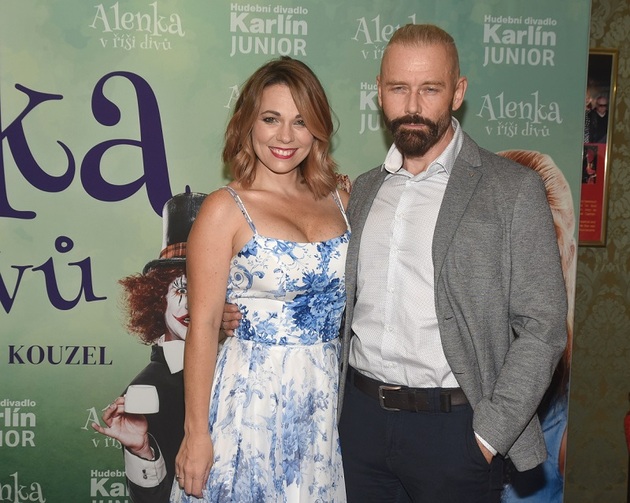 Muzikálová hvězda Michaela Nosková zplodila svou druhou dceru Jasněnku s fitness trenérem Jindřichem Čandou, se kterým se aktuálně soudí. Bývalí partneři se nejsou schopni shodnout na výchově, a tak za ně musí o všem rozhodnout justice. Střídavá péče v tomto případě není možná. Jejich vztah byl poznamenán domácím násilím. Zda se jednalo o násilí na zpěvačce, či i na nezletilých dcerách, není známo, vše je nyní předmětem policejního šetření.