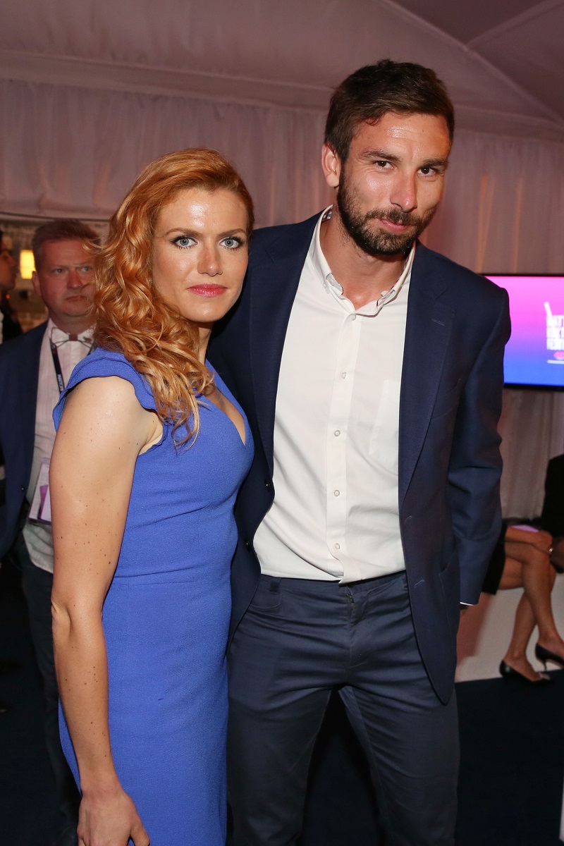 Drsná válka o majetek. Tak by se daly popsat soudní spory mezi bývalými sportovními manželi Gabrielou Soukalovou a Petrem Koukalem. Méně úspěšný badmintonista se své manželce začal starat o peníze. Ta měla postupem času pochybnosti o odtoku financí na účty exmanžela a do investic, ze kterých nic neměla. Zasvěcení hovořili o tom, že během čtyřletého manželství biatlonistka přišla o 100 milionů korun. Exmanželé se nakonec na důrazné doporučení soudkyně mimosoudně dohodli, Koukal má v hotovosti Gábině vrátit 30 milionů korun a také by měla dostat dům v hodnotě dalších 30 milionů, který v manželství postavili a financovali především z jejích peněz.