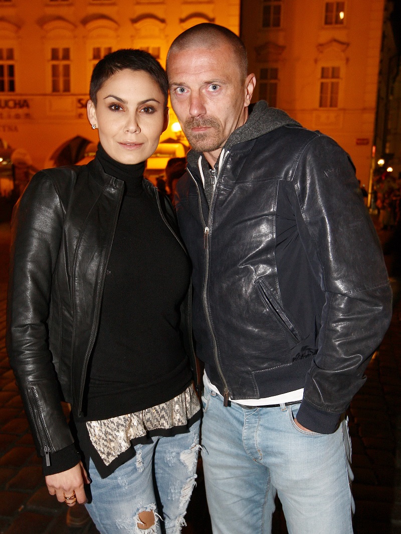 Fotbalový bouřlivák Tomáš Řepka toho má na kontě víc. Bývalé manželce, modelce Vlaďce Erbové, neplatil alimenty na jejich společného syna Markuse, za což jej zažalovala. Aby se vyhnul trestu, raději je zaplatil. To ale není všechno. Se svou novou partnerkou, bývalou moderátorkou Kateřinou Kristelovou, založili Vlaďce falešný pornoinzerát na eskortní služby. Usvědčily je kamerové záznamy z banky, ve které za založení inzerátu platili. Veškerou vinu vzal fotbalista na sebe.