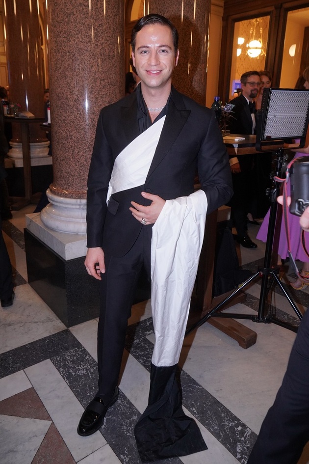 Elegantně a zároveň extravagantně zvládnutý pánský model na červený koberec. Není to přehnané, ale zároveň to nepůsobí nudně. Líbí se mi taftová "vlečka" přišitá pod sako – je to originální prvek, který celý outfit Milana Peroutky zajímavě ozvláštňuje. Skvěle zvolené doplňky i upravený účes dotvářejí celkový dojem.