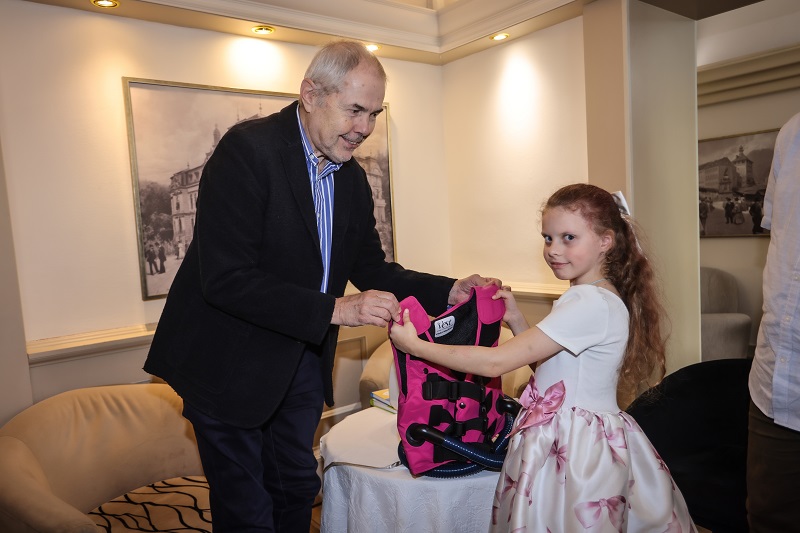 Předání oscilační vesty Aničce.