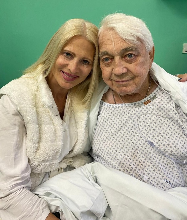 ... ale po boku nové partnerky jen září.