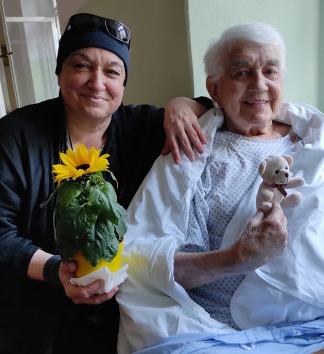 Kamarádka Bea Albrecht mu umí zlepšit náladu...