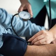 Měření krevního tlaku je součástí řady lékařských kontrol, možné je také využít domácího měření pomocí vlastního tlakoměru, takže odhalení nastupující hypertenze nebývá složité. 