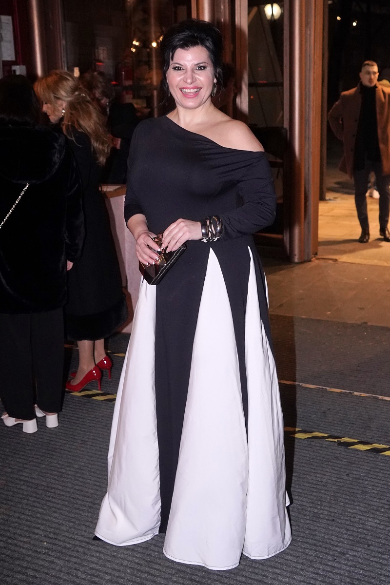 Dokonalá dáma s krásnými šaty, které jí neuvěřitelně sluší. Líbí se mi ten střih a kombinace černé a bílé. Doplňky jsou na jedničku a vlasy s make-upem také. Bohužel je to spíše celý plesový outfit. Příště doporučuji Andree Kalivodové kratší střih šatů a bude to dokonalé.