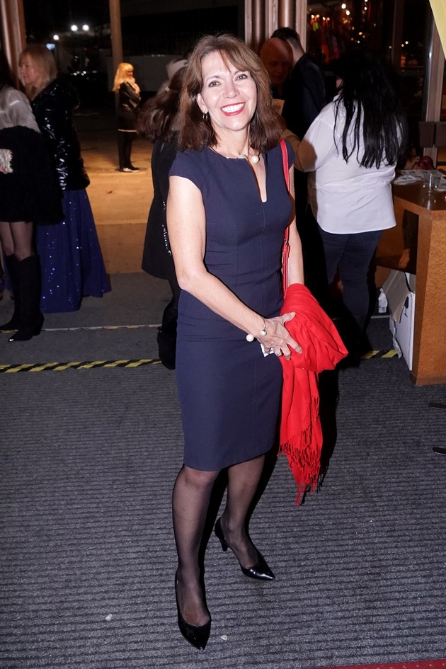 Pouzdrové šaty v modré barvě sluší štíhlým postavám a tou se Míša Dolinová může určitě pochlubit. Líbí se mi i decentní doplňky a nevadí mi ani silonky, jelikož má uzavřenou obuv. Vlastně je to takový model, u kterého si řeknete: Dobrý. Jsem ráda, že ale nemá ten hrozný šál přes ramena.