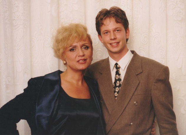 Jedno z jejich prvních setkání začátkem 90. let. Petra zpívala na plese v Chodově u Karlových varů, kde Aleš vyrůstal.