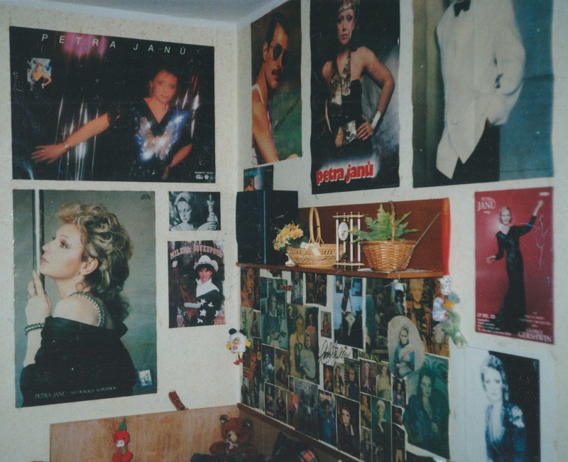 ... plném plakátů Petry Janů.