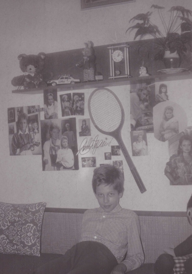 Aleš ve svém dětském pokoji...