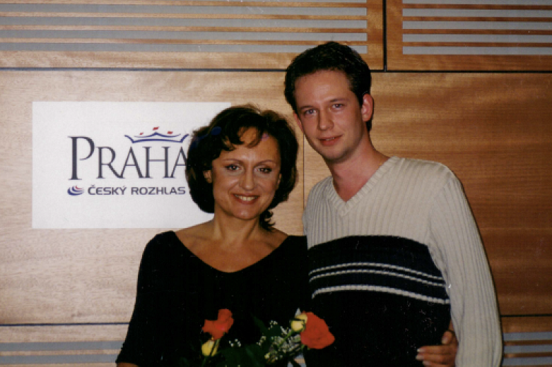 V roce 2000 začal Aleš v Českém rozhlasu moderovat pořad Host do domu. Koho si pozvat? Petra byla jasná volba!