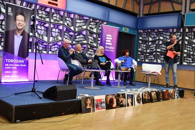 Když Aleš uspořádal Petře oslavu sedmdesátin ve svém rozhlasovém Toboganu, přinesl sbírku LP a SP desek, byla tam i ta od krve!