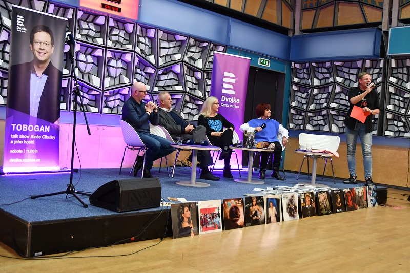 Když Aleš uspořádal Petře oslavu sedmdesátin ve svém rozhlasovém Toboganu, přinesl sbírku LP a SP desek, byla tam i ta od krve!