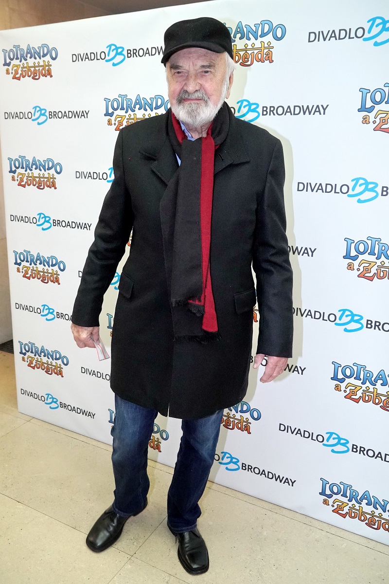 Líbí se mi, že zvolil vlněný kabát místo zimní bundy. Vidím košili a džíny, což vlastně není špatná volba, zvlášť když dress code není slavnostnější. Černá barva v tomto věku lichotí hlavně mužům, a podle mě je Zdeněk Svěrák oblečený poměrně elegantně.