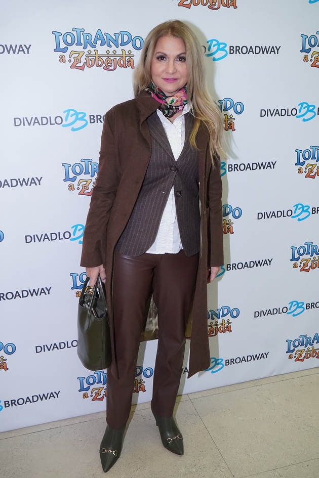 Přijde mi to lehce přeplácané. Mám ráda vrstvení, ale v případě outfitu Yvetty Blanarovičové je na mě už příliš mnoho prvků. Vynechala bych sako a šátek, který mi přijde zbytečný. Co ale musím pochválit, je dokonalé spojení bot s kabelkou v trendy khaki barvě.