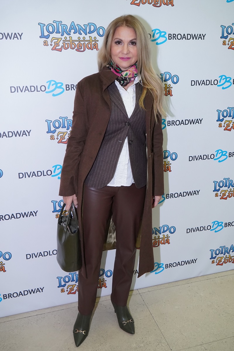 Přijde mi to lehce přeplácané. Mám ráda vrstvení, ale v případě outfitu Yvetty Blanarovičové je na mě už příliš mnoho prvků. Vynechala bych sako a šátek, který mi přijde zbytečný. Co ale musím pochválit, je dokonalé spojení bot s kabelkou v trendy khaki barvě.