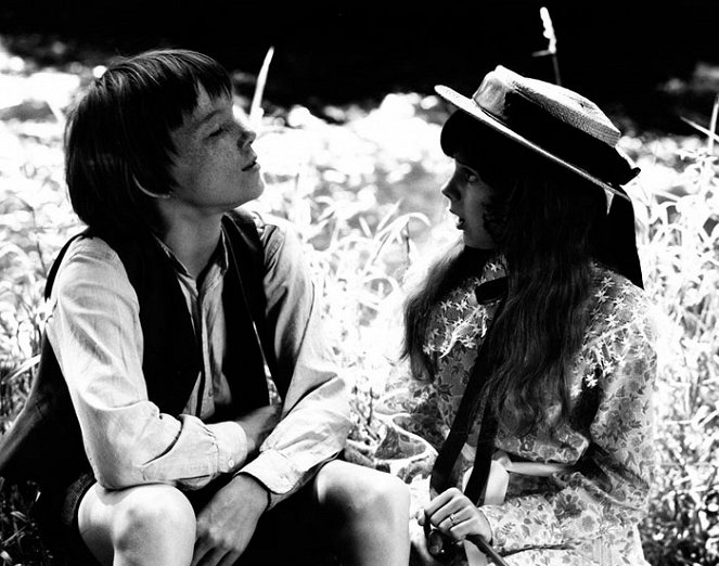 Hlavní dívčí roli ve filmu Páni kluci ztvárnila Magdalena Reifová. Nabízí se otázka, zda mezi mladými herci tehdy při natáčení nevznikly nějaké vzájemné sympatie. "Magda říká, že mě milovala. Ale já jsem tehdy o holky ještě neměl zájem. Pamatuji si, že se mi líbila jedna gymnastka, kterou jsem vídal mimo natáčení, ale víc jsem se o holky nezajímal," přiznal Dymek. O děvčatech začal přemýšlet později, po studiích.