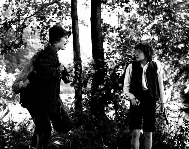 Michael Dymek vystudoval tanec na Pražské konzervatoři a stal se členem Československého státního souboru písní a tanců. Oženil se a s manželkou vychovali syna a dceru. V roce 1988 emigrovali do Mnichova, kde se po letech tvrdé práce dostal až na pozici šéfa exportního oddělení v mezinárodní firmě s elektrosoučástkami. V polovině 90. let se vrátil zpět do rodné vlasti.