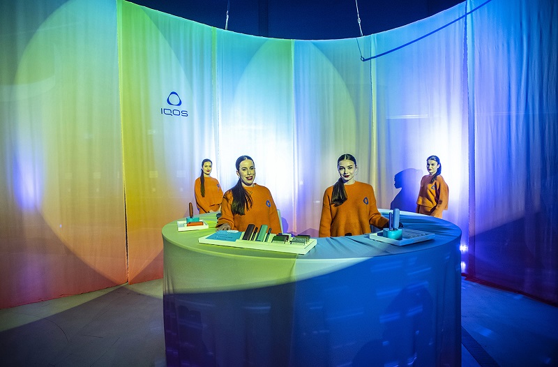 Během přehlídky bylo představeno nové zařízení IQOS s dotykovým displejem.