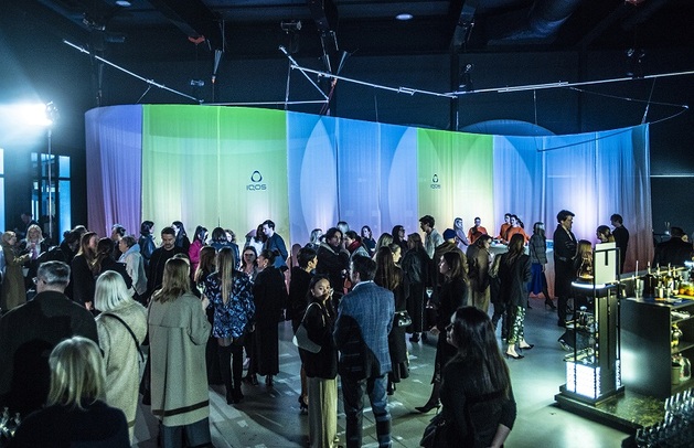 Návštěvníci přehlídky před unikátním prostorem IQOS lounge, navržené teamem Zuzany Kubíčkové.