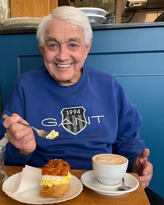 Svůj svátek oslavil Jiří s kamarádkou v cukrárně.