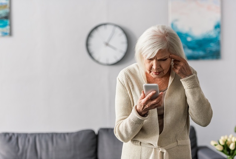 Způsoby útoků se mění, ale základní pravidla obrany zůstávají stejná. Nepodléhejte tlaku, ověřujte si informace a chraňte své přístupové údaje. V případě pochybností vždy kontaktujte svou banku přes oficiální linku. Legitimní bankéř vaši opatrnost ocení, podvodník se naopak prozradí tím, že vás začne do něčeho nutit.