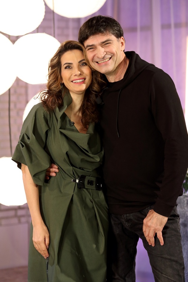 Zdeněk s moderátorkou VIP světa Evou Decastelo. Pořad můžete sledovat každý den v 19:55..