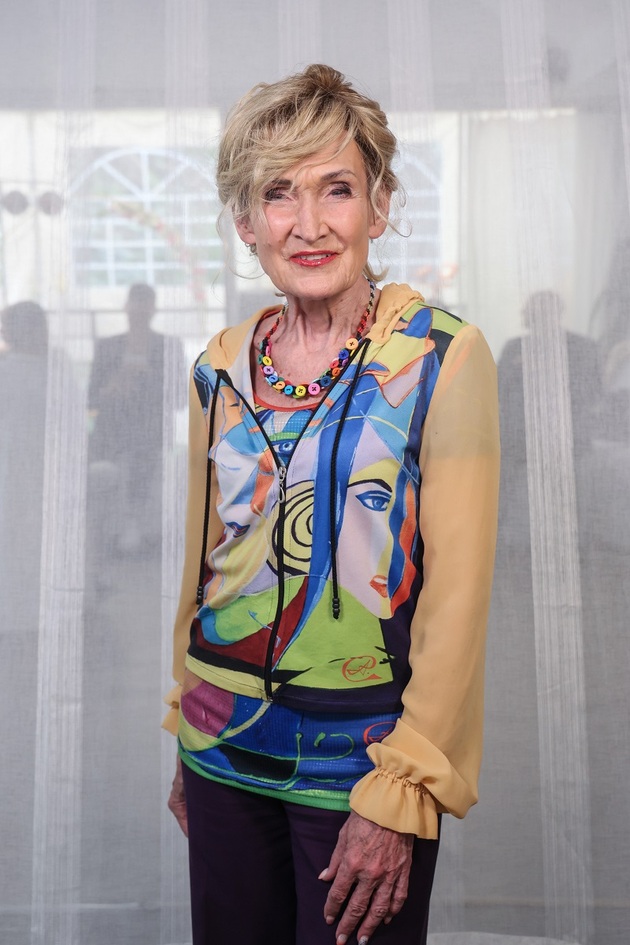 Ačkoli vypadá již mnoho let stále stejně skvěle a chodí každý den běhat, věk neošálí. Zuzaně Bubílkové bude 11. května třiasedmdesát. Elánu má ale na rozdávání, a i když by si mohla užívat důchodového volna, vystupuje po celé republice.