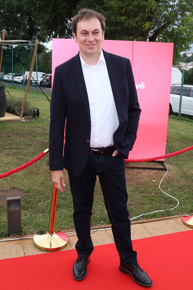 O rok starší bude i režisér Jiří Vejdělek. Třiapadesátiny oslaví 11. května. Přejeme jemu i všem ostatním vše nejlepší! 