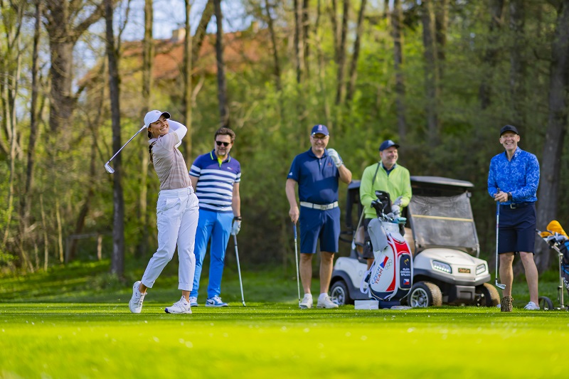 Turnaje se zúčastnila řada známých osobností, v čele s profesionálkou Klárou Davidson Spilkovou (vlevo).