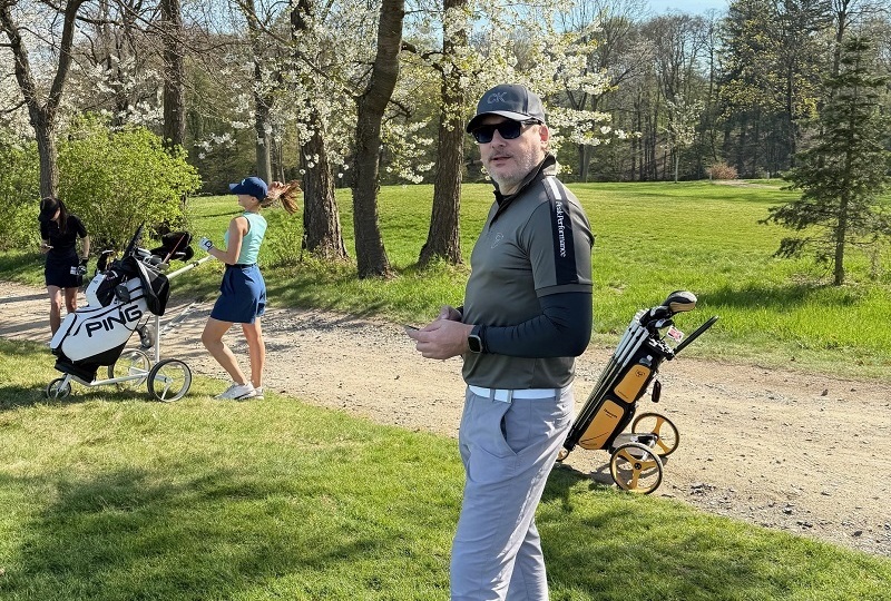 Pěvec se zúčastnil benefičního golfového turnaje. 