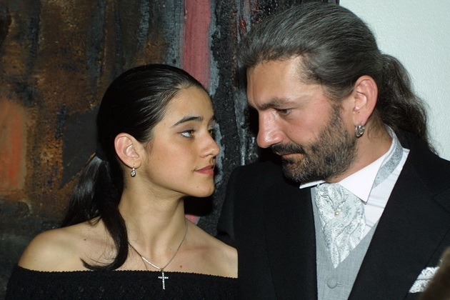 Vášnivé vzplanutí slavného démona Draculy Daniela Hůlky a tanečnice Libušky Haraštové bylo opravdu rychlé. Po pouhém měsíci vztahu skládali manželský slib. Není proto divu, že svazek měl krátké trvání. Po roce už byly rozvodové papíry na stole. Libuši k tomu přiměly manželovy časté nevěry a slabost pro jiné tanečnice.