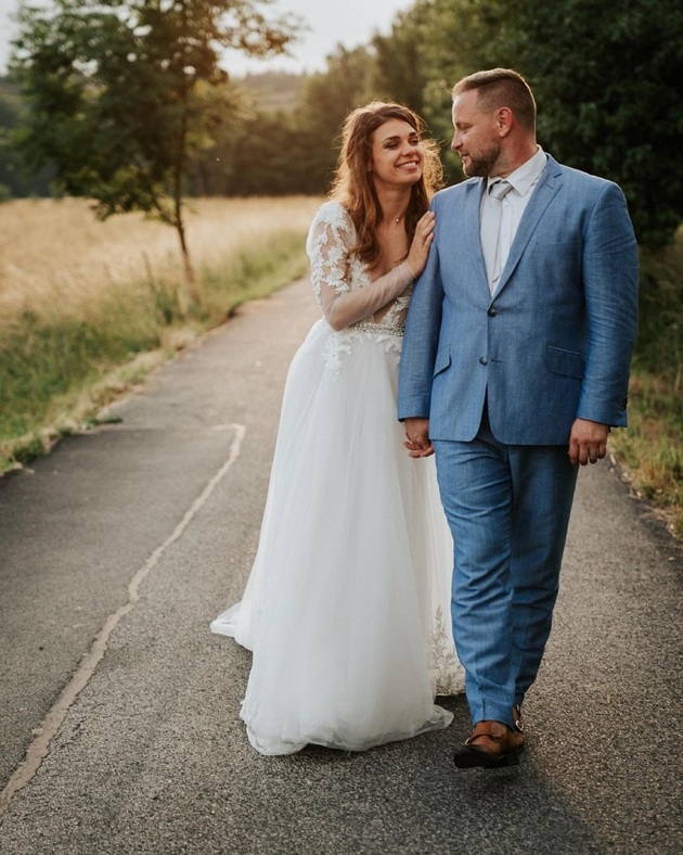 Herečka Denisa Pfauserová, jež je známá z role rozmazlené princezny z Řachandy, oznámila rozchod s manželem Janem Hrdinou ani ne po půl roce od svatby. Denisa se živí i jako influencerka, manžel byl tedy součástí i jejího Instagramu. Společně bavili svým životem a sehranými scénkami sledující. Když se Honza ze sociální sítě vytratil, fanoušci odhalili rozpad vztahu velmi rychle. Důvod rozchodu si oba nechali pro sebe. 