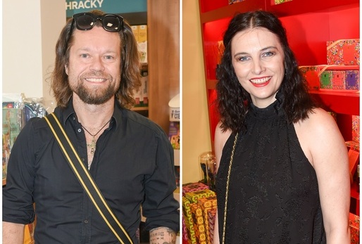 Na zámku v Českém Krumlově se brali modelka a zpěvačka Iva Frühlingová a frontman kapely Kryštof Richard Krajčo. Nevěsta tehdy šokovala černými svatebními šaty. Novomanželské štěstí nevydrželo ani půl roku, zpěvačka podala žádost o rozvod. Důvodem bylo pracovní vytížení Richarda, který měl v Česku skvěle rozjetou kariéru. Iva kvůli němu opustila tu svou ve Francii a doufala, že budou mít čas sami pro sebe. To se bohužel nestalo.