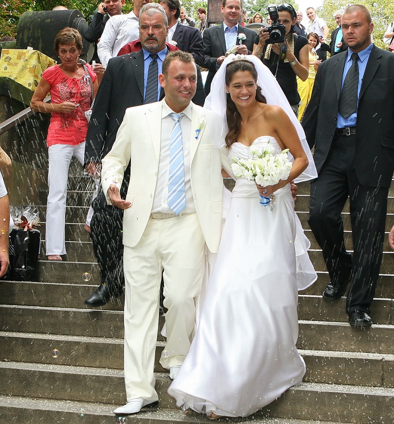 Petra Faltýnová se Simonem Šteklem si své Ano řekli v kouzelném prostředí Ledeburských zahrad Pražského hradu. Veselku prozářil velkolepý ohňostroj a hostina s oslavou proběhla v luxusní restauraci na Střeleckém ostrově. Pouhé čtyři měsíce po svatbě přišel Simon modelce na opakovanou nevěru. Nepoučitelná Petra se tentokrát spustila s ženatým Jiřím Langmajerem. Manželský svazek tak nabral rychlý konec. 